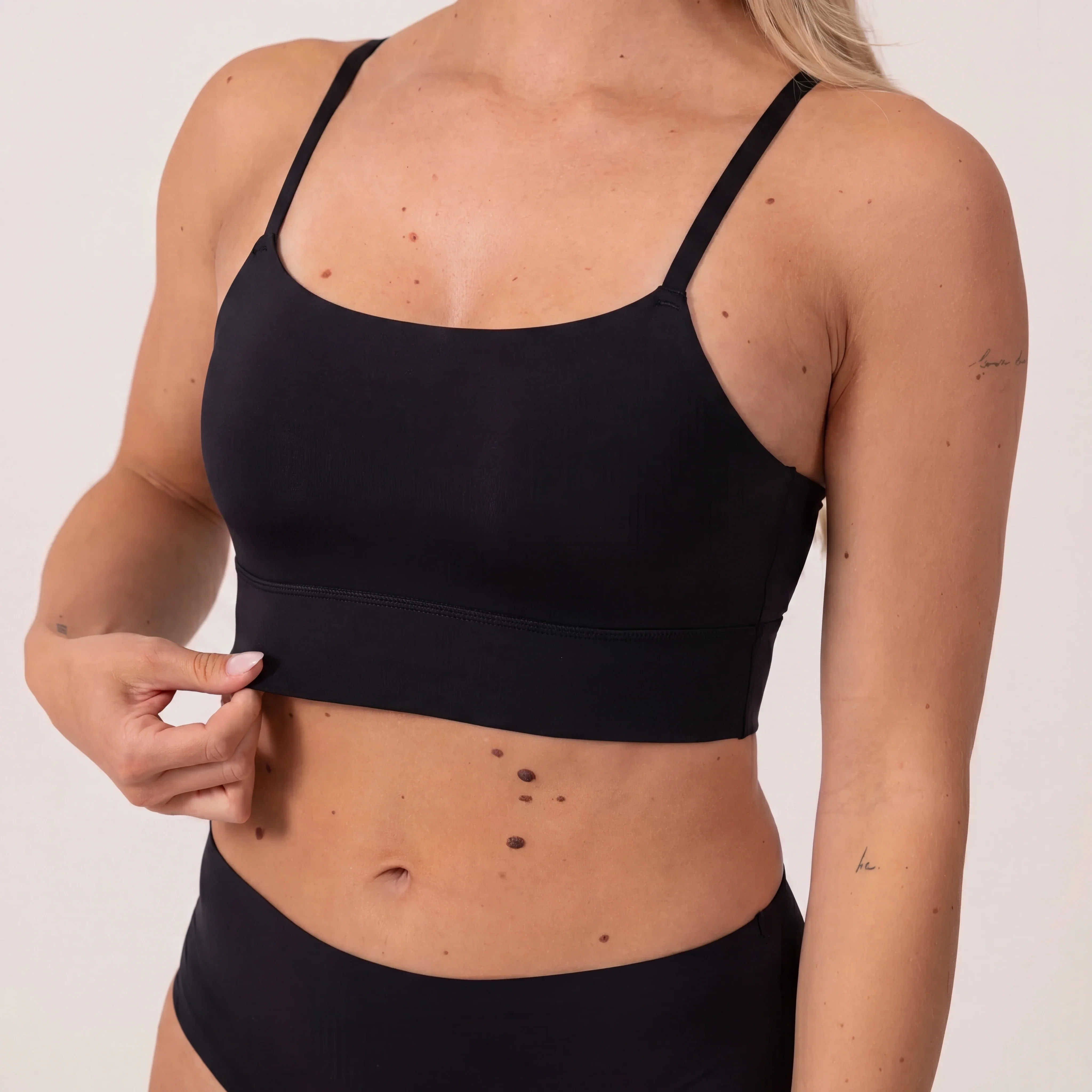 Microfiber Seamless Bralette | Schwarz - Image 4